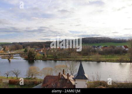 Vista di Rochlitz in Germania in Europa con il fiume Zwickauer Mulde Foto Stock
