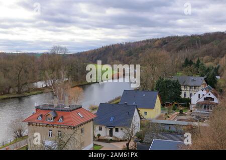 Vista di Rochlitz in Germania in Europa con il fiume Zwickauer Mulde Foto Stock
