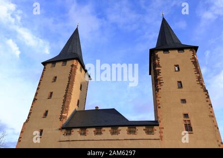 Torri del castello medievale in Rochlitz/Sassonia/Germania in Europa con il cielo blu e nuvole bianche Foto Stock