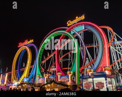 Grandi montagne russe colorati, adrenalina intrattenimento in winter wonderland di notte, nel tempo di Natale, Hyde Park - Londra Foto Stock