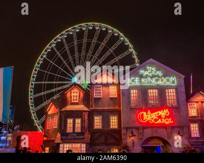 London, England, Regno Unito - 28 dicembre 2019: filatura ruota panoramica Ferris di notte in winter wonderland a Londra - Vacanze di Natale, REGNO UNITO Foto Stock