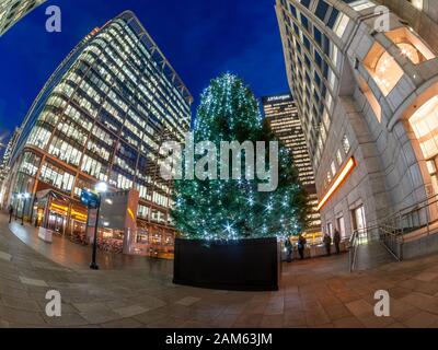 London, England, Regno Unito - 11 dicembre 2019: Mercato di Natale all'aperto con decorate albero tra business edifici finanziario di Canary Wharf Foto Stock