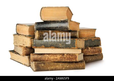 Isolati vecchi libri. Tre pile di libri vintage isolato su sfondo bianco con tracciato di ritaglio Foto Stock
