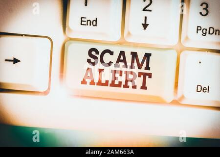 Conceptual la scrittura a mano che mostra Scam Alert. Concetto significato qualcuno di avvertimento circa il regime o avviso di frode qualsiasi insolito Foto Stock