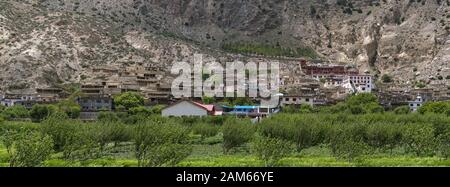 Monastero Buddista nel piccolo villaggio Marpha nel distretto di Mustang, Nepal Foto Stock