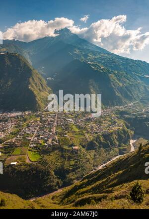 Vista sulla città di Baños de Agua Santa e Tungurahua vulcano (5023m) in Ecuador. Foto Stock