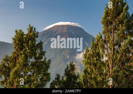 Tungurahua vulcano (5023m) vicino alla città di Baños in Ecuador. Foto Stock