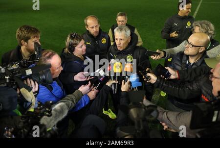 Marbella, Spagna. Xi gen, 2020. Calcio: Bundesliga, test match in training camp a Marbella centro Football Stadium, Borussia Dortmund - FSV Mainz 05, Dortmund allenatore Lucien Favre parlando con i giornalisti dopo la partita. Credito: Friso Gentsch/dpa/Alamy Live News Foto Stock