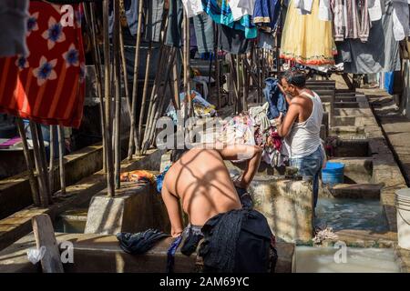 I wokers indiani che lavano i vestiti a Dhobi Ghat è lavanderia esterna a Mumbai. India Foto Stock