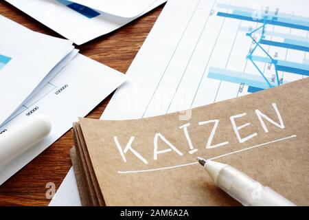 Kaizen segno con business report e grafici. Foto Stock
