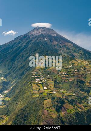 Tungurahua vulcano (5023m) vicino alla città di Baños in Ecuador. Foto Stock