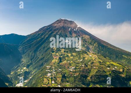 Tungurahua vulcano (5023m) vicino alla città di Baños in Ecuador. Foto Stock