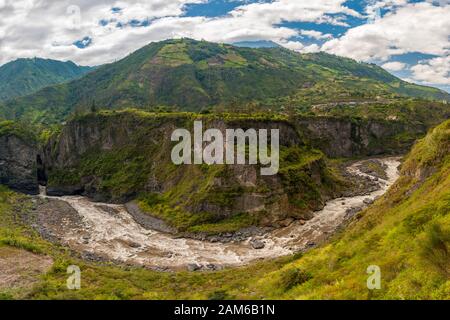 Il fiume Pastaza vicino alla città di Baños in Ecuador. Foto Stock