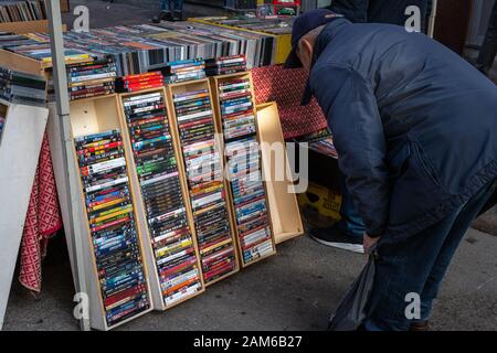 Vendite di DVD di film al mercato delle pulci Foto Stock