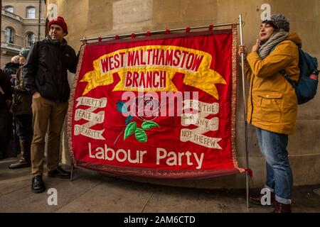 Londra, Regno Unito. Xi gen, 2020. Walthamstow Partito Laburista banner di diramazione. Dopo l assassinio di Qasim Soleimani a Baghdad da Stati Uniti e aumentando la tensione in Medio Oriente, i manifestanti hanno marciato attraverso il centro di Londra alla domanda "no guerra all'Iran', 'no alla guerra in Iraq e 'truppe dell'Iraq". Essi quindi raccolse in Trafalgar Square di ascoltare discorsi da una gamma di persone tra cui Jeremy Crobyn. La manifestazione è stata organizzata congiuntamente da arrestare la coalizione bellica e la campagna per il disarmo nucleare e simili eventi hanno avuto luogo in tutto il Regno Unito. Credito: David Rowe/Alamy Live News Foto Stock