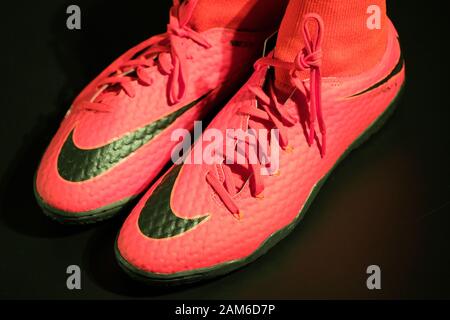 Kharkiv, UCRAINA - 17 DICEMBRE 2019: Sneakers nike rosse per giocare a calcio. Calzature per il futsal del famoso marchio Nike Foto Stock
