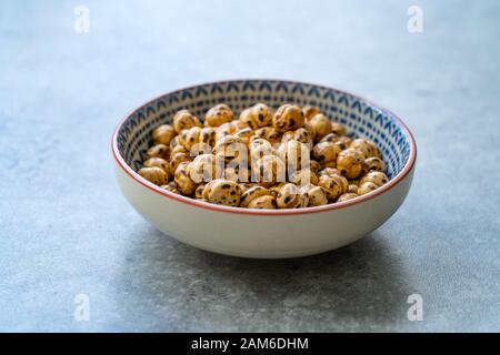 Arrosto Chicpkeas giallo in piccolo vaso in ceramica. Alimenti biologici. Foto Stock