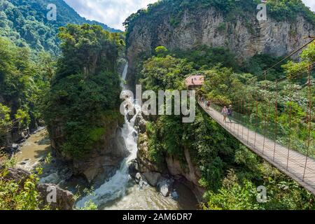 Cascata El Pailón del Diablo e ponte con turisti sul fiume Pastaza vicino a Baños in Ecuador. Foto Stock