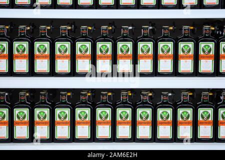 Kharkiv, UCRAINA - 17 DICEMBRE 2019: Bottiglie verdi di Jagermeister, gustoso liquore forte tedesco popolare infuso di erbe. Bevanda alcolica che inc Foto Stock