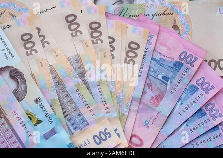 Valuta Ucraina di diverse denominazioni. Denaro dell'Ucraina. Banconote di hryvnia 500, 200 e 1000 Foto Stock