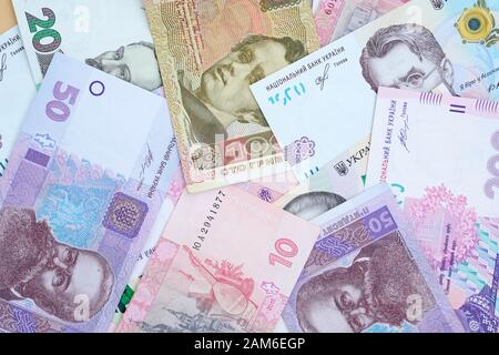 La moneta nazionale Ucraina è in hryvnias. Banconote ucraine vista dall'alto sfondo. Valuta dell'Ucraina di diverse denominazioni. Foto Stock