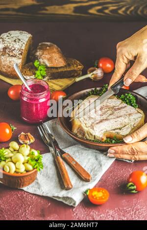 Donna che taglia preparare gustoso lievito lardo di maiale pancetta fatback con pepe nero, altre erbe e spezie in piatto di ceramica. Tradizionale Ucraino, Hungari Foto Stock