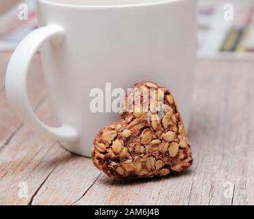 A forma di cuore e cookie tazza da caffè Foto Stock