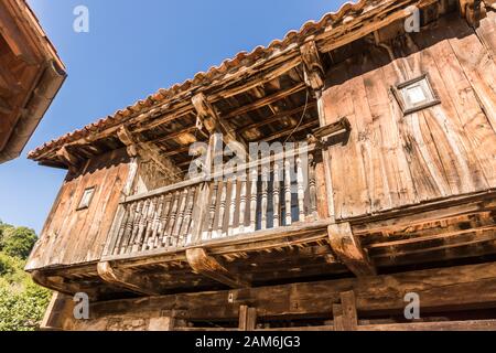 Barcena Mayor, Spagna. Vista sulle case di questa pittoresca città nella Cantabria interna Foto Stock