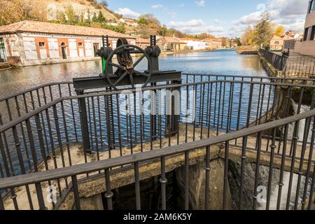 Valladolid, Spagna. La Darsena (molo) del Canal de Castilla (canale di Castiglia), costruito nel 18th Secolo Foto Stock