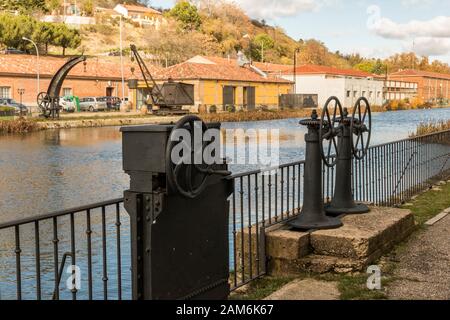 Valladolid, Spagna. La Darsena (molo) del Canal de Castilla (canale di Castiglia), costruito nel 18th Secolo Foto Stock