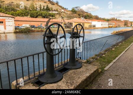 Valladolid, Spagna. La Darsena (molo) del Canal de Castilla (canale di Castiglia), costruito nel 18th Secolo Foto Stock