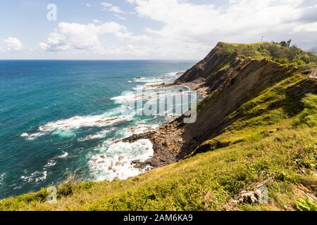 Ribadesella, Spagna. Vista sulla costa delle Asturie dalla cappella di Capilla de la Virgen de la Guia Foto Stock