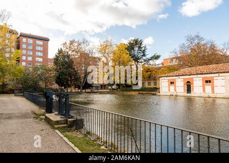 Valladolid, Spagna. La Darsena (molo) del Canal de Castilla (canale di Castiglia), costruito nel 18th Secolo Foto Stock