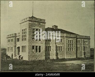 Catalogo annuale degli ufficiali e degli studenti del Fort Hays Stato ausiliario Scuola Normale : primo anno--1902-'03 . Vista degli edifici. Nuova palestra. Quarto catalogo annuale. La Facoltà. I nomi sono scritti in ordine di elezione.presidente. JASPER N. WILKINSONi (Illinois Normal University). Principali. WILLIAM S. PICKEN (Kansas membro Scuola Normale), Storia dell educazione e latino.assistenti. ANNA KELLER, (Kansas membro Scuola Normale), il disegno e la direttrice della scuola di modello. ERNEST B. MATTHEW (Kansas membro Scuola Normale), matematica e parlare in pubblico. HARRY L. KENT (Kansas membro Scuola Normale Foto Stock