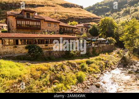 Barcena Mayor, Spagna. Vista sulle case di questa pittoresca città nella Cantabria interna Foto Stock