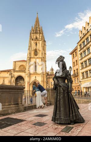 Oviedo, Spagna. Statua di la Regenta, del romanzo realista dell'autore spagnolo Leopoldo Alas Clarin, di fronte alla Cattedrale Foto Stock