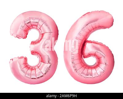 Numero 36 trentasei fatto di palloncini gonfiabili in oro rosa isolato su sfondo bianco. Palloncini di elio rosa che formano 36 trentasei Foto Stock