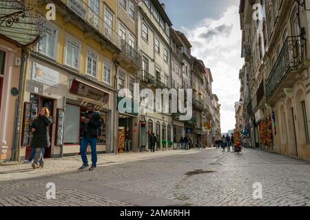 Gli amanti dello shopping in Rua Visconde da Luz in Coimbra Portogallo Foto Stock