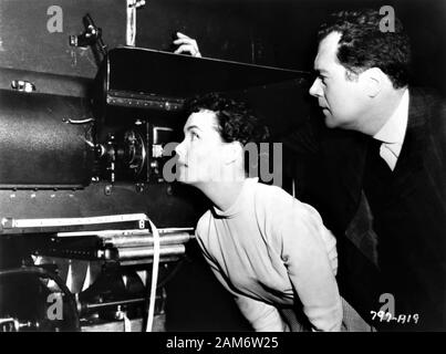 PHYLLIS KIRK E FRANK LOVEJOY ispezionare 3D Movie videocamera sul set candida durante le riprese di HOUSE OF WAX 1953 direttore ANDRE DE TOTH fotografato in visione naturale 3 - Dimensione Bryan Foy Productions per Warner Bros Foto Stock