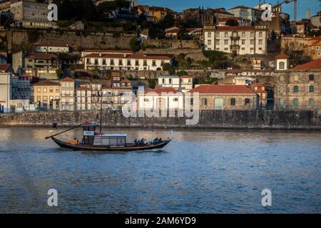 Barca di rabelo nel fiume Douro con i turisti in inverno Foto Stock