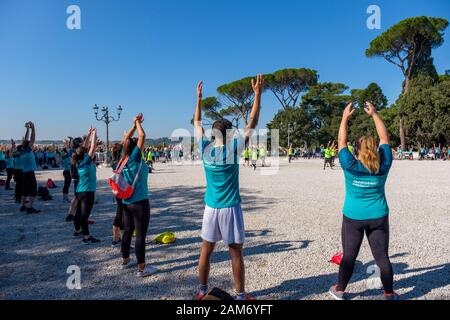 Street workout Green Genius, gruppo di persone che si allenano all'aperto a Terraza del Pincio, parco cittadino di Villa Borghese, Roma, Italia Foto Stock