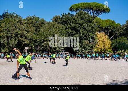 Street workout Green Genius, gruppo di persone che si allenano all'aperto a Terraza del Pincio, parco cittadino di Villa Borghese, Roma, Italia Foto Stock