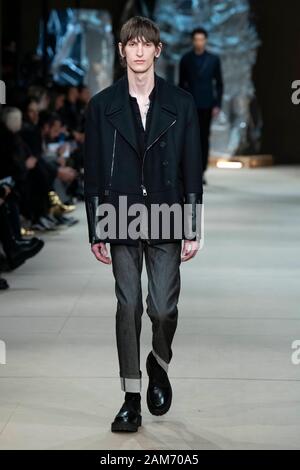Milano, Italia. Xi gen, 2020. NEIL BARRETT Autunno/Inverno 2020/2021 pista durante la Fashion Week di Milano gli uomini Contatti Gennaio 2020 - Milano, Italia 11/01/2020 | Utilizzo di credito in tutto il mondo: dpa/Alamy Live News Foto Stock