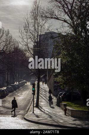 La gente cammina su un viale verso l'Università di Coimbra dalla Praca da Republica a Coimbra Portogallo Foto Stock