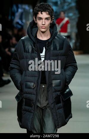 Milano, Italia. Xi gen, 2020. NEIL BARRETT Autunno/Inverno 2020/2021 pista durante la Fashion Week di Milano gli uomini Contatti Gennaio 2020 - Milano, Italia 11/01/2020 | Utilizzo di credito in tutto il mondo: dpa/Alamy Live News Foto Stock