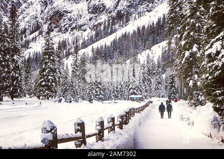 Sesto, Italia - vacanza a piedi sulla neve nello splendido scenario della Val Fiscalina in inverno circondato da foresta selvaggia e bellissime montagne Foto Stock