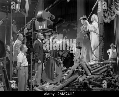 VINCENT PRICE e PHYLLIS KIRK con il regista e la troupe sul set candida durante le riprese di HOUSE OF WAX 1953 direttore ANDRE DE TOTH fotografato in visione naturale 3 - Dimensione Bryan Foy Productions per Warner Bros Foto Stock