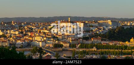 Vista generale dell'antica città universitaria di Coimbra Portogallo Foto Stock