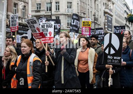 Protesta di 'Stop The War' a sostegno della manifestazione 'No War on Iran' e dei discorsi pronunciati dai principali politici del Partito laburista, Trafalgar Square, Londra. Foto Stock