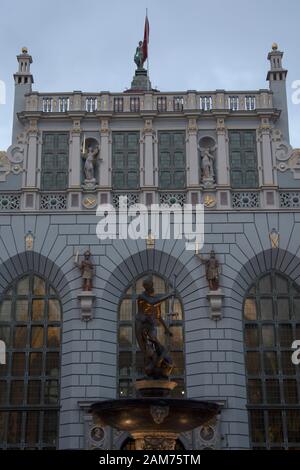 Fontana del Nettuno statua che si trova nella parte anteriore del Artus Court, lungo Market Street, Danzica Polonia Foto Stock